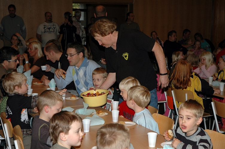 2007_1007_06.JPG - Torbjörn Gyllestad delar ut godis till barnen